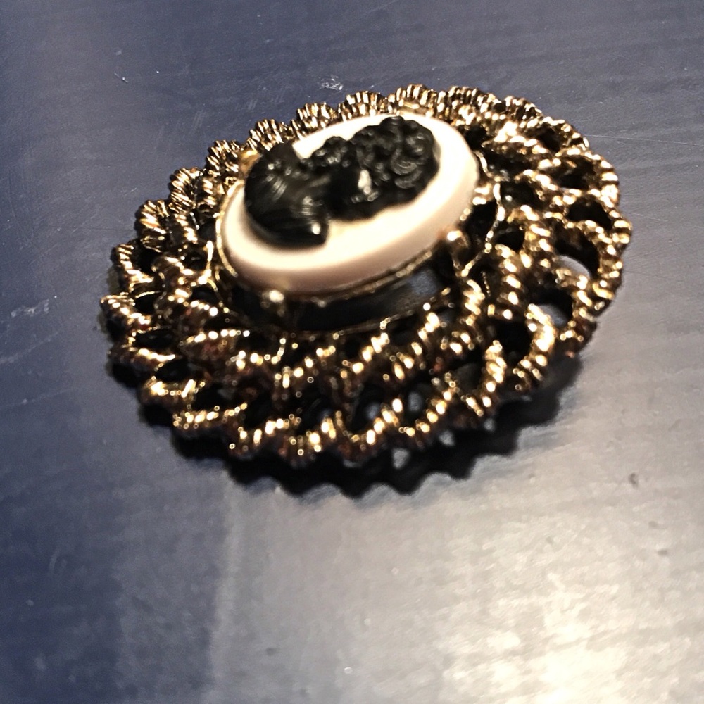 Vintage Black Cameo Brooch Heavy Gold-Tone Setting - Picture 4 of 8